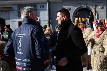 Kamnik so obiskali koranti iz Zamušanov pri Ptuju in v mestno jedro privabili nepregledno množico, željno ogleda tradicionalne pustne šege (74)